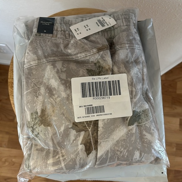 NWT A&F Essential Off White Camo Sweatpant - Picture 7 of 7